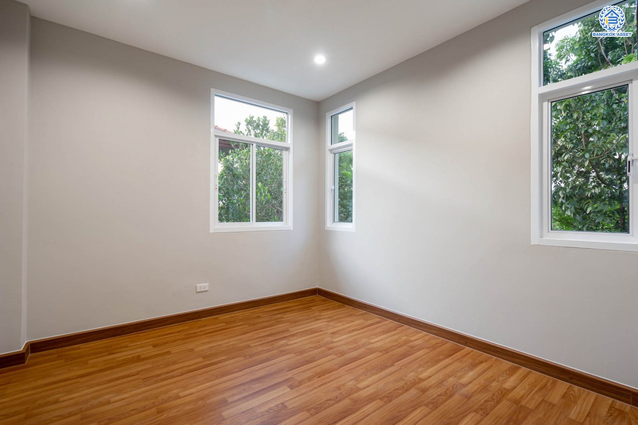 บ้านมือสองตกแต่งใหม่ โครงการ ธนาสิริ รัตนาธิเบศร์ เนื้อที่ 54.7 ตร.ว. ดีไซน์ตอบทุกไลฟ์สไตล์ ฟังก์ชัน 3 ห้องนอน 3 ห้องน้ำ จอดรถได้ 1 คัน บนทำเลติดถนนรัตนาธิเบศร์ เชื่อมต่อหลายเส้นทาง ใกล้รถไฟฟ้าสายสีม่วง "สถานีบางรักใหญ่" และจุดขึ้นทางด่วน "ศรีรัช"